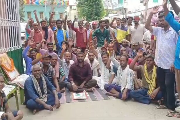 नालंदा: दूसरे दिन भी सफाई कर्मियों की हड़ताल जारी,बिहारशरीफ में ठप हुई सफाई व्यवस्था, जगह-जगह लगा कचड़े का अंबार,तीन सूत्री मांगों पर अड़े सफाई कर्मी 9