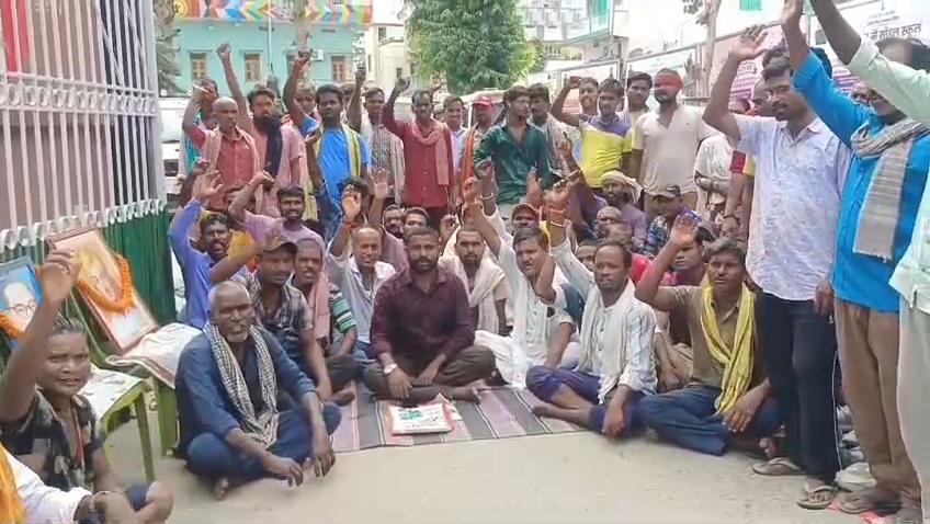 नालंदा: दूसरे दिन भी सफाई कर्मियों की हड़ताल जारी,बिहारशरीफ में ठप हुई सफाई व्यवस्था, जगह-जगह लगा कचड़े का अंबार,तीन सूत्री मांगों पर अड़े सफाई कर्मी 12