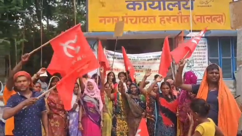 नालंदा: दूसरे दिन भी सफाई कर्मियों की हड़ताल जारी,बिहारशरीफ में ठप हुई सफाई व्यवस्था, जगह-जगह लगा कचड़े का अंबार,तीन सूत्री मांगों पर अड़े सफाई कर्मी 2