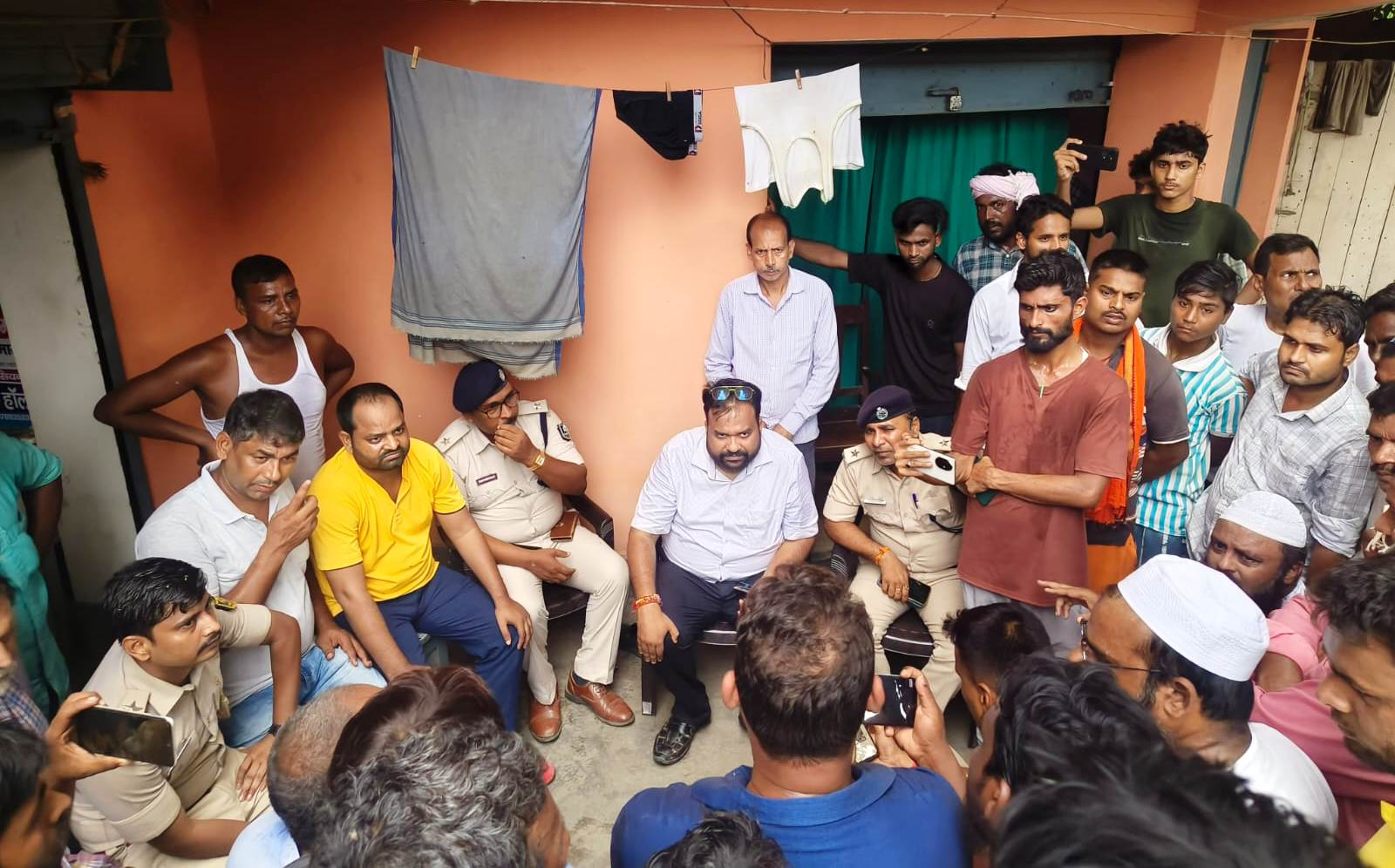 रिफाइनरी थाना क्षेत्र के हरपुर चौक पर हाइवा की चपेट में आने से जीविका दीदी की दर्दनाक मौत, एक घायल; एनएच 31 जाम 3