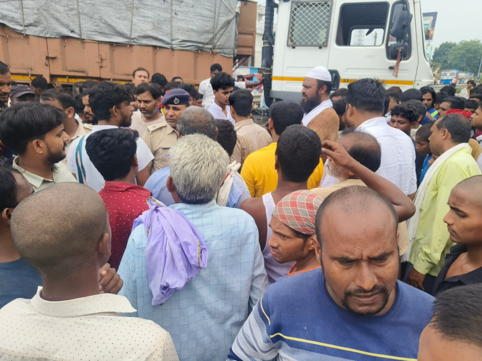 रिफाइनरी थाना क्षेत्र के हरपुर चौक पर हाइवा की चपेट में आने से जीविका दीदी की दर्दनाक मौत, एक घायल; एनएच 31 जाम 2