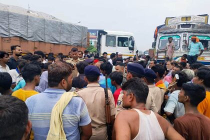 रिफाइनरी थाना क्षेत्र के हरपुर चौक पर हाइवा की चपेट में आने से जीविका दीदी की दर्दनाक मौत, एक घायल; एनएच 31 जाम 16