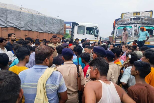 रिफाइनरी थाना क्षेत्र के हरपुर चौक पर हाइवा की चपेट में आने से जीविका दीदी की दर्दनाक मौत, एक घायल; एनएच 31 जाम 1