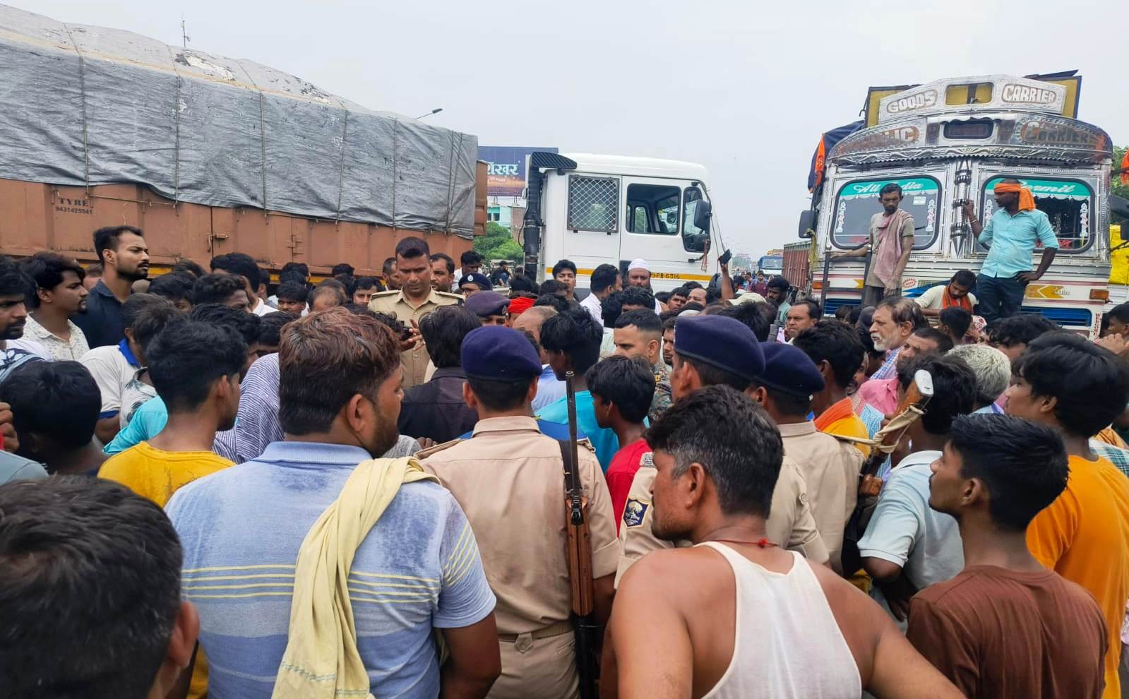 रिफाइनरी थाना क्षेत्र के हरपुर चौक पर हाइवा की चपेट में आने से जीविका दीदी की दर्दनाक मौत, एक घायल; एनएच 31 जाम 10