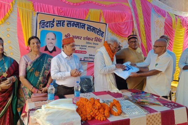भगवानपुर में मिडिल स्कूल मेहदौली में सेवानिवृत्त शिक्षक अमर शंकर सिंह को दी गई भावभीनी विदाई 7