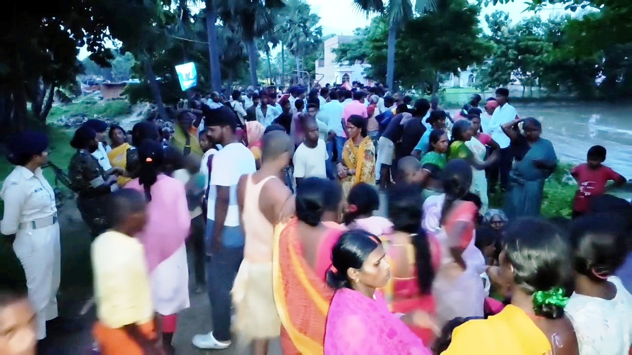 नालंदा: खेत जुताई के लिए जा रहे अनियंत्रित ट्रैक्टर ने तीन बच्चों को कुचला, दो बच्चे की मौके पर हुई मौत, तीसरे जख्मी 4