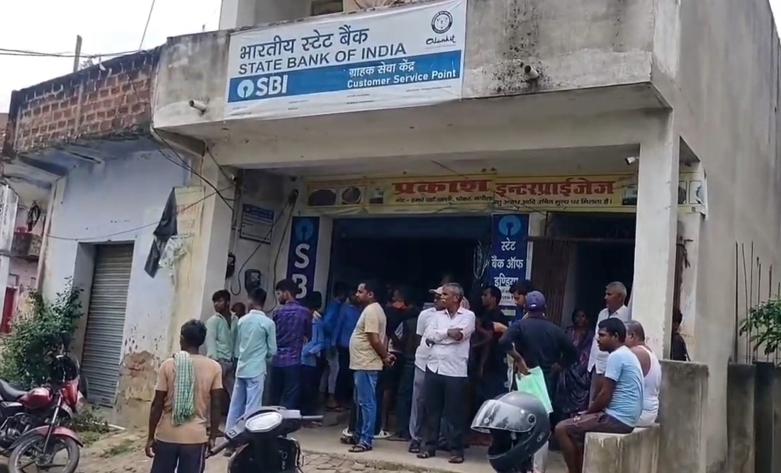 एसबीआई सीएसपी में दिनदहाड़े लूट, हथियार के बल पर चार बदमाशों ने वारदात को दिया अंजाम, 20000 नगद और लैपटॉप की लूट 2