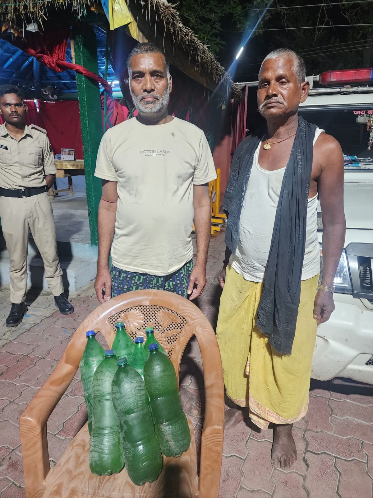 16 लीटर देशी शराब के साथ तीन कारोबारी गिरफ्तार, भेजे गए न्यायालय 2
