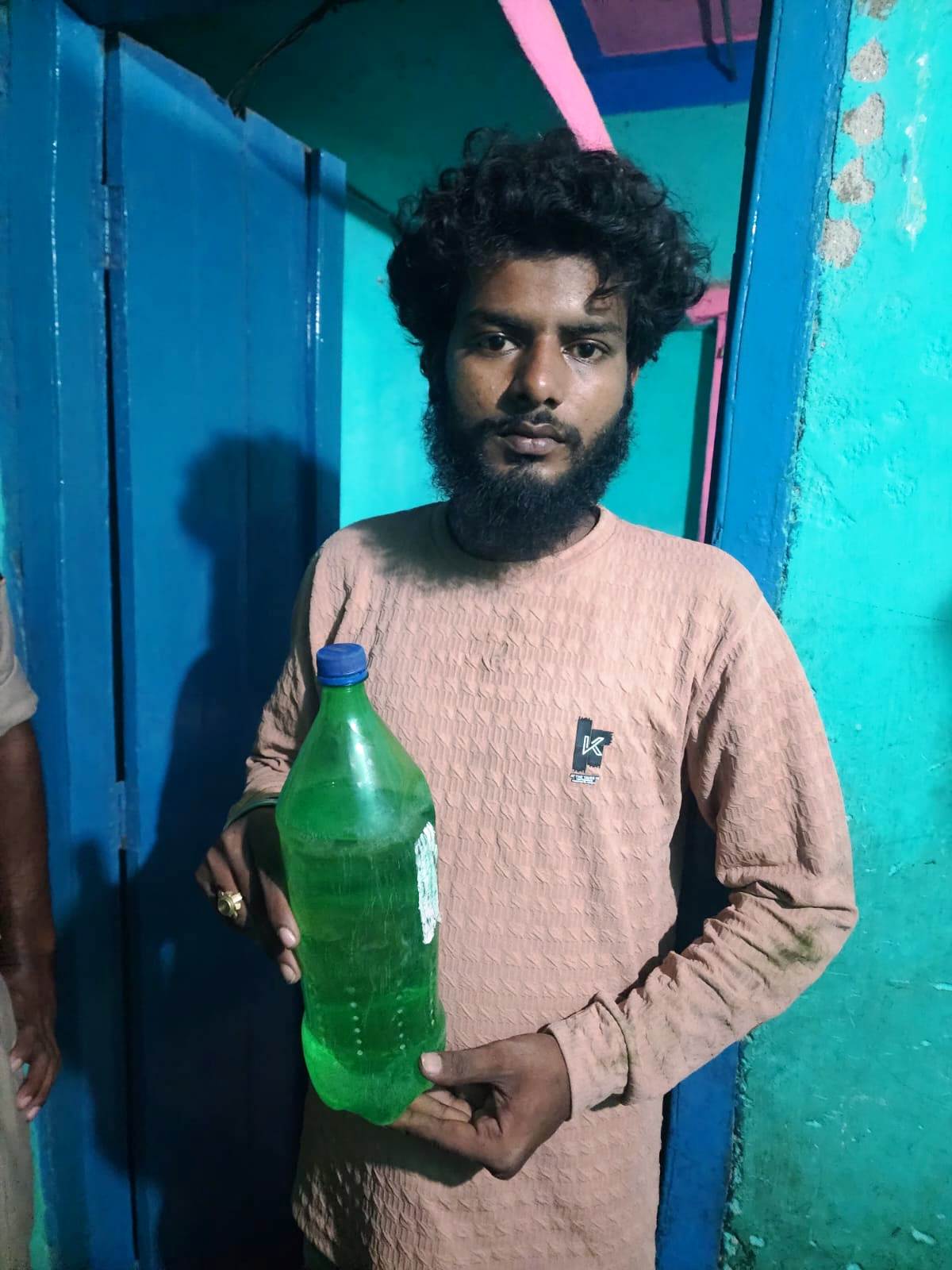 16 लीटर देशी शराब के साथ तीन कारोबारी गिरफ्तार, भेजे गए न्यायालय 3