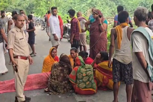 बेगूसराय में दर्दनाक सड़क हादसा: तेज रफ्तार ट्रैक्टर ने मां-बेटे को कुचला, मौके पर मौत; आक्रोशित लोगों ने किया सड़क जाम 1