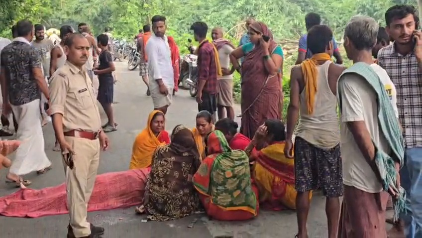 बेगूसराय में दर्दनाक सड़क हादसा: तेज रफ्तार ट्रैक्टर ने मां-बेटे को कुचला, मौके पर मौत; आक्रोशित लोगों ने किया सड़क जाम 3