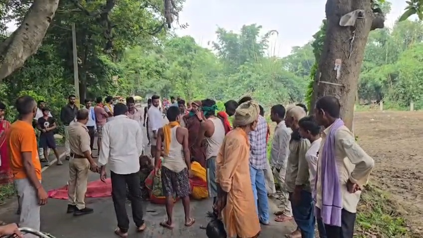 बेगूसराय में दर्दनाक सड़क हादसा: तेज रफ्तार ट्रैक्टर ने मां-बेटे को कुचला, मौके पर मौत; आक्रोशित लोगों ने किया सड़क जाम 2