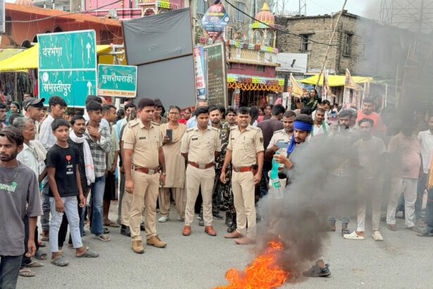 समस्तीपुर में किशोरी से दुष्कर्म मामले में अब तक आरोपी की गिरफ्तारी नहीं, नाराज लोगों और भीम आर्मी कार्यकर्ताओं ने NH-28 जाम कर की आगजनी और नारेबाजी 3