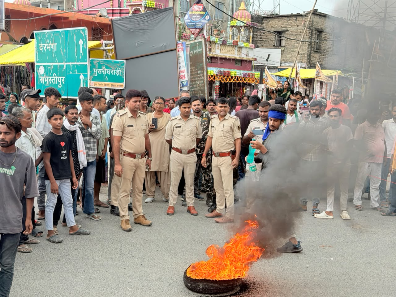 समस्तीपुर में किशोरी से दुष्कर्म मामले में अब तक आरोपी की गिरफ्तारी नहीं, नाराज लोगों और भीम आर्मी कार्यकर्ताओं ने NH-28 जाम कर की आगजनी और नारेबाजी 3