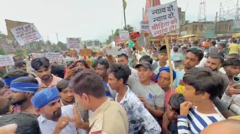 समस्तीपुर में किशोरी से दुष्कर्म मामले में अब तक आरोपी की गिरफ्तारी नहीं, नाराज लोगों और भीम आर्मी कार्यकर्ताओं ने NH-28 जाम कर की आगजनी और नारेबाजी 3