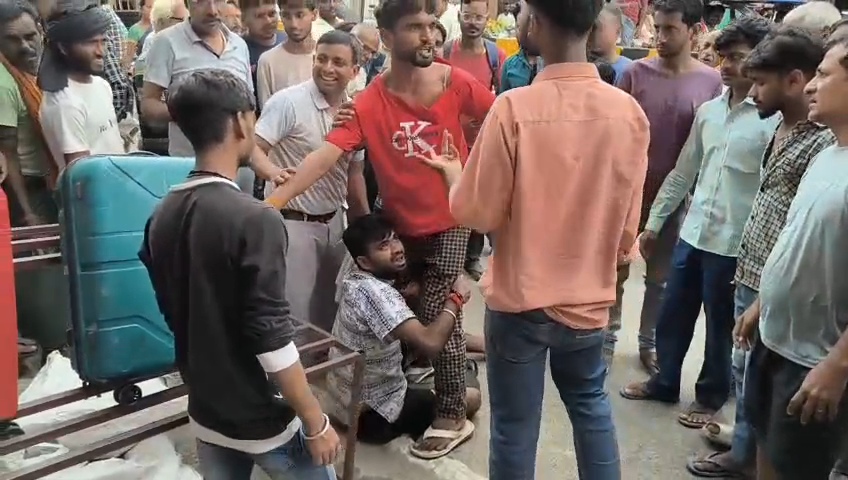 बेगूसराय में कानून अपने हाथ में: चोरी के आरोप में दो युवकों को भीड़ ने पीटा, पुलिस हिरासत में 3