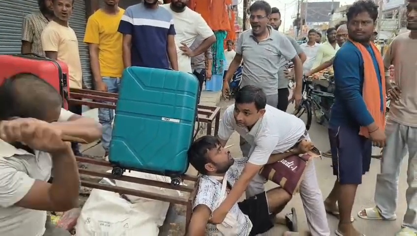 बेगूसराय में कानून अपने हाथ में: चोरी के आरोप में दो युवकों को भीड़ ने पीटा, पुलिस हिरासत में 2