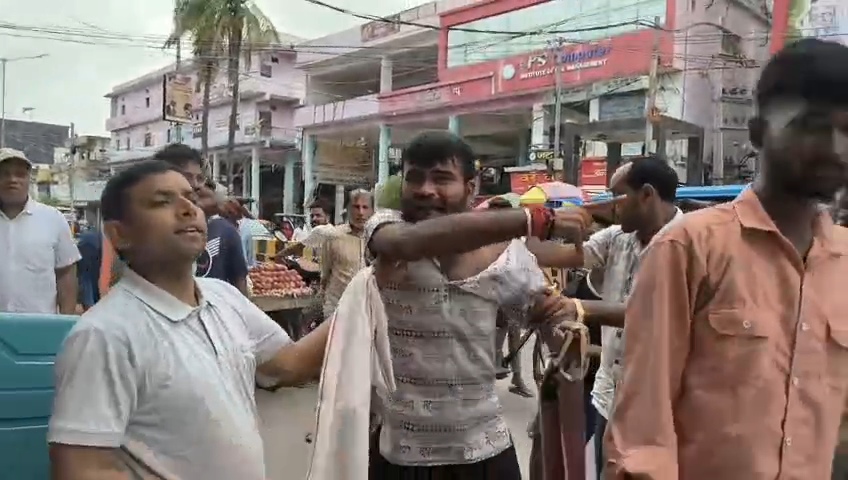 बेगूसराय में कानून अपने हाथ में: चोरी के आरोप में दो युवकों को भीड़ ने पीटा, पुलिस हिरासत में 4