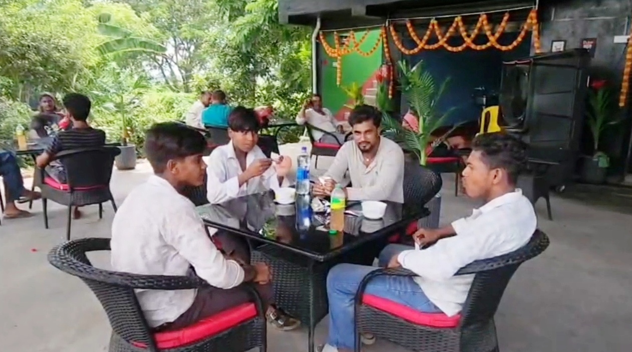 नालंदा में अनोखी पहल: सीजेजे की 'कॉकरोच' टिप्पणी से प्रेरित होकर युवा ने खोला 'कॉकरोच कैफे', हर तरफ हो रही चर्चा 2