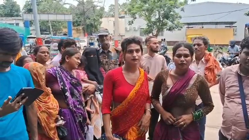 श्रमजीवी एक्सप्रेस बनी 'डिलीवरी रूम', मां ने दिया जुड़वा बच्चों को जन्म, एक बच्चा चलती ट्रेन में, दूसरा बिहारशरीफ स्टेशन पर हुआ पैदा, मां की मदद को आगे आया किन्नर समाज, पेश की इंसानियत की मिसाल 2