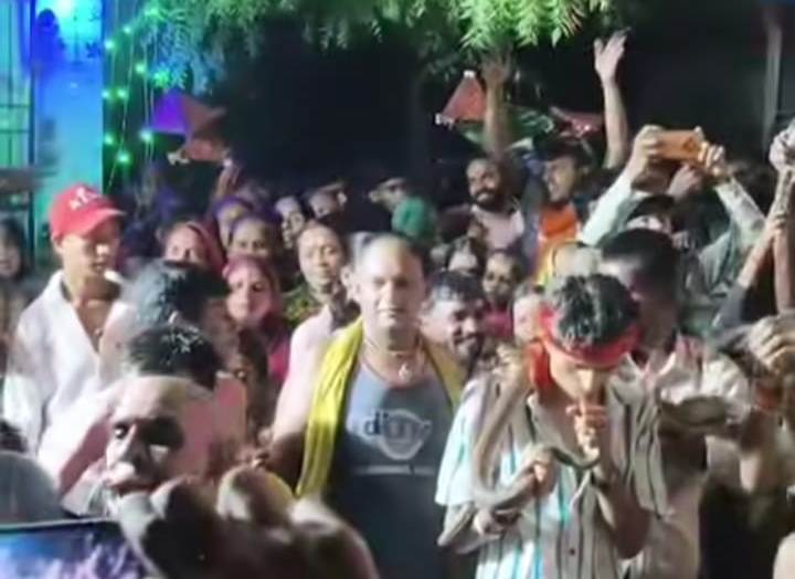 वीरपुर में प्रतिबंध के बावजूद नौला भगवती स्थान के पास सांपों के साथ करतब का वीडियो वायरल 2