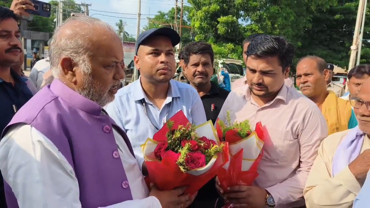 ग्रामीण विकास मंत्री श्रवण कुमार पहुंचे बिहार शरीफ प्रखंड कार्यालय, लाभार्थियों के बीच लक्ष्मीबाई सामाजिक सुरक्षा पेंशन,बिहार राज्य निशक्तता पेंशन और मुख्यमंत्री वृद्धजन पेंशन योजना के तहत किया पर्चा का वितरण 3