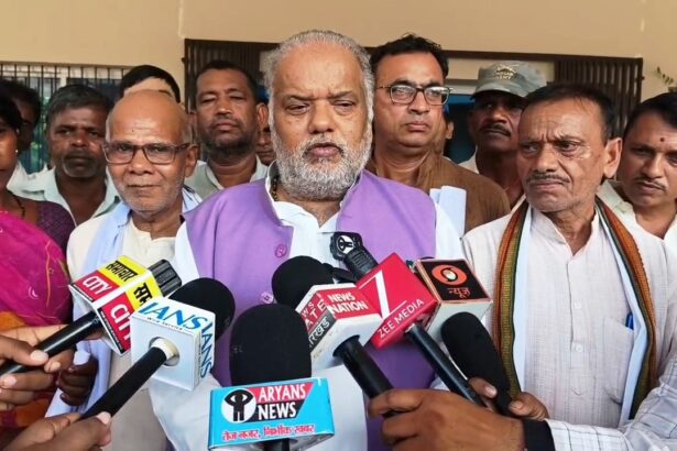 ग्रामीण विकास मंत्री श्रवण कुमार पहुंचे बिहार शरीफ प्रखंड कार्यालय, लाभार्थियों के बीच लक्ष्मीबाई सामाजिक सुरक्षा पेंशन,बिहार राज्य निशक्तता पेंशन और मुख्यमंत्री वृद्धजन पेंशन योजना के तहत किया पर्चा का वितरण 1