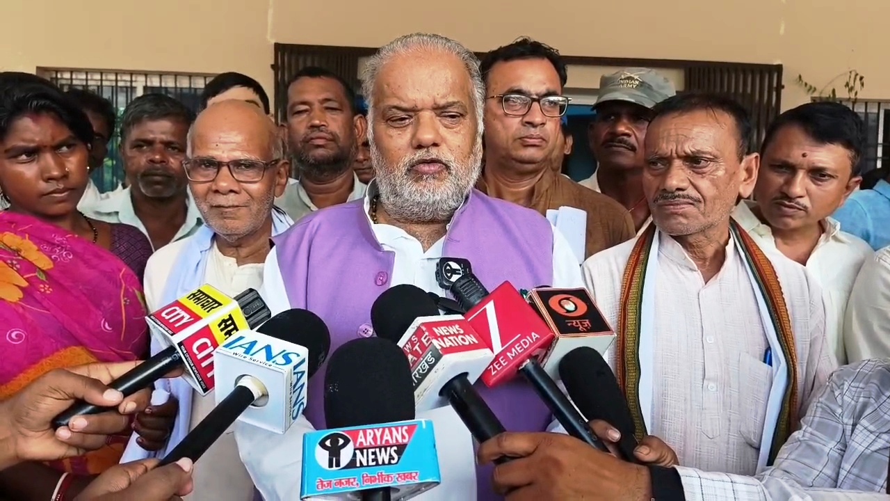 ग्रामीण विकास मंत्री श्रवण कुमार पहुंचे बिहार शरीफ प्रखंड कार्यालय, लाभार्थियों के बीच लक्ष्मीबाई सामाजिक सुरक्षा पेंशन,बिहार राज्य निशक्तता पेंशन और मुख्यमंत्री वृद्धजन पेंशन योजना के तहत किया पर्चा का वितरण 5