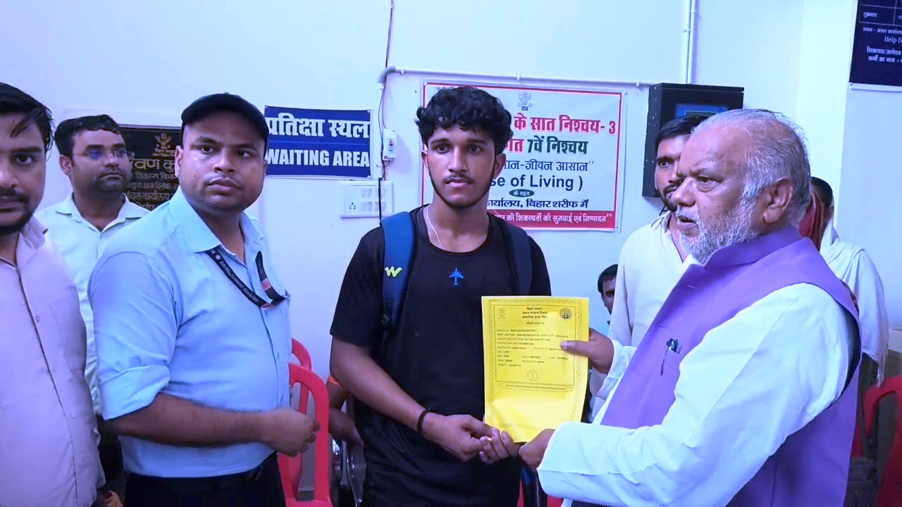 ग्रामीण विकास मंत्री श्रवण कुमार पहुंचे बिहार शरीफ प्रखंड कार्यालय, लाभार्थियों के बीच लक्ष्मीबाई सामाजिक सुरक्षा पेंशन,बिहार राज्य निशक्तता पेंशन और मुख्यमंत्री वृद्धजन पेंशन योजना के तहत किया पर्चा का वितरण 2