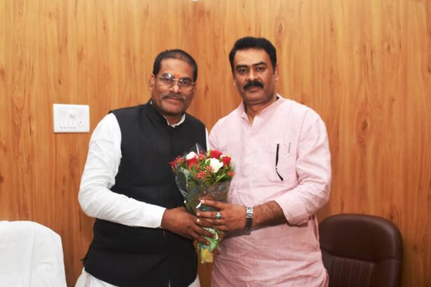 तेघड़ा विधायक रजनीश कुमार ने कला एवं संस्कृति मंत्री डॉ. प्रमोद चंद्रवंशी से की मुलाकात, श्रीकृष्ण जन्माष्टमी शताब्दी महोत्सव के भव्य आयोजन पर हुई चर्चा 1