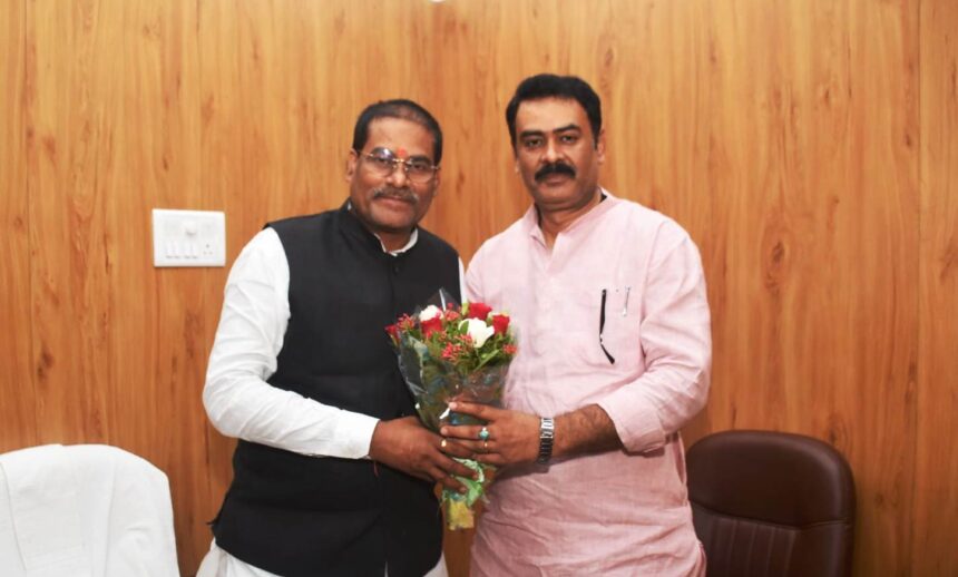 तेघड़ा विधायक रजनीश कुमार ने कला एवं संस्कृति मंत्री डॉ. प्रमोद चंद्रवंशी से की मुलाकात, श्रीकृष्ण जन्माष्टमी शताब्दी महोत्सव के भव्य आयोजन पर हुई चर्चा 1