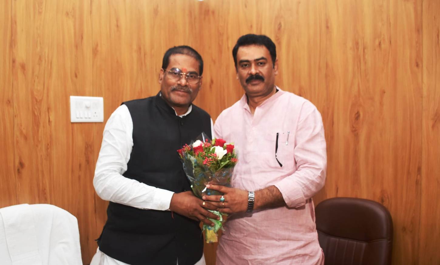 तेघड़ा विधायक रजनीश कुमार ने कला एवं संस्कृति मंत्री डॉ. प्रमोद चंद्रवंशी से की मुलाकात, श्रीकृष्ण जन्माष्टमी शताब्दी महोत्सव के भव्य आयोजन पर हुई चर्चा 4