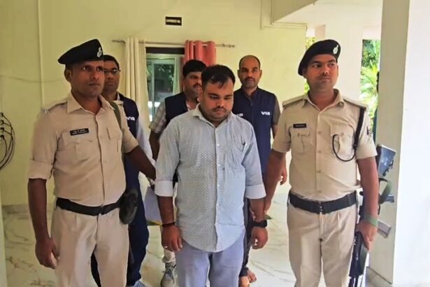 बेगूसराय: सदर अंचल में निगरानी विभाग की बड़ी कार्रवाई, 4 हजार घूस लेते क्लर्क गिरफ्तार 3