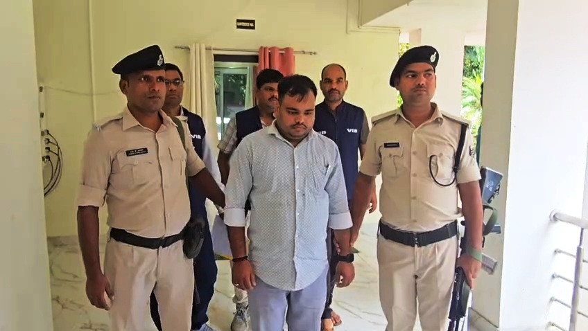 बेगूसराय: सदर अंचल में निगरानी विभाग की बड़ी कार्रवाई, 4 हजार घूस लेते क्लर्क गिरफ्तार 5