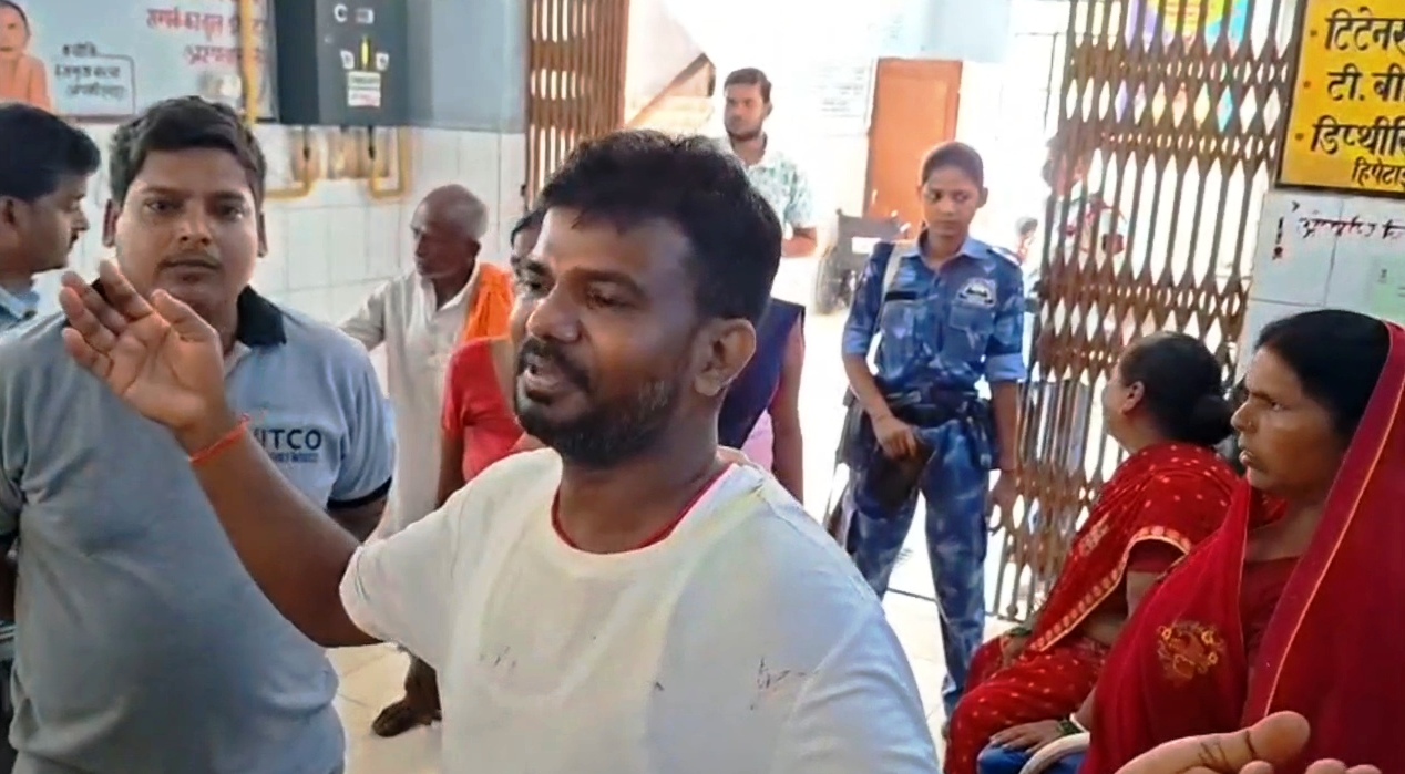 सनकी पति ने अपनी ही पत्नी की चाकुओं से गोदकर किया हत्या, पारिवारिक कलह और एक एकड़ छह डिसमिल जमीन का चल रहा था विवाद, पति को पुलिस ने किया गिरफ्तार 3