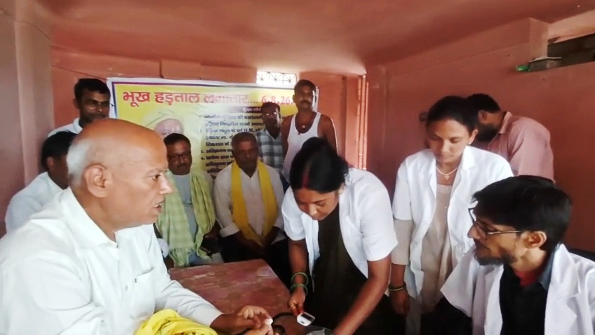समस्तीपुर: सात सूत्री मांगों को लेकर विजय वात्स्यायन की भूख हड़ताल 68 घंटे से जारी, मौके पर पहुंची मेडिकल टीम 2