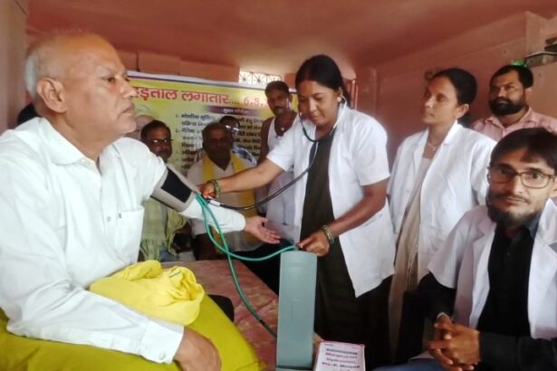 समस्तीपुर: सात सूत्री मांगों को लेकर विजय वात्स्यायन की भूख हड़ताल 68 घंटे से जारी, मौके पर पहुंची मेडिकल टीम 3