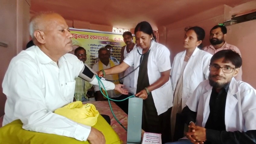 समस्तीपुर: सात सूत्री मांगों को लेकर विजय वात्स्यायन की भूख हड़ताल 68 घंटे से जारी, मौके पर पहुंची मेडिकल टीम 4