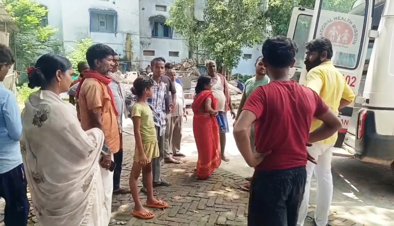 अज्ञात वाहन की चपेट में आने से पिता पुत्र हुआ जख्मी, पिता की मौके पर हुई मौत, पुत्र का इलाज जारी,पुलिस मौके पर पहुंची 2