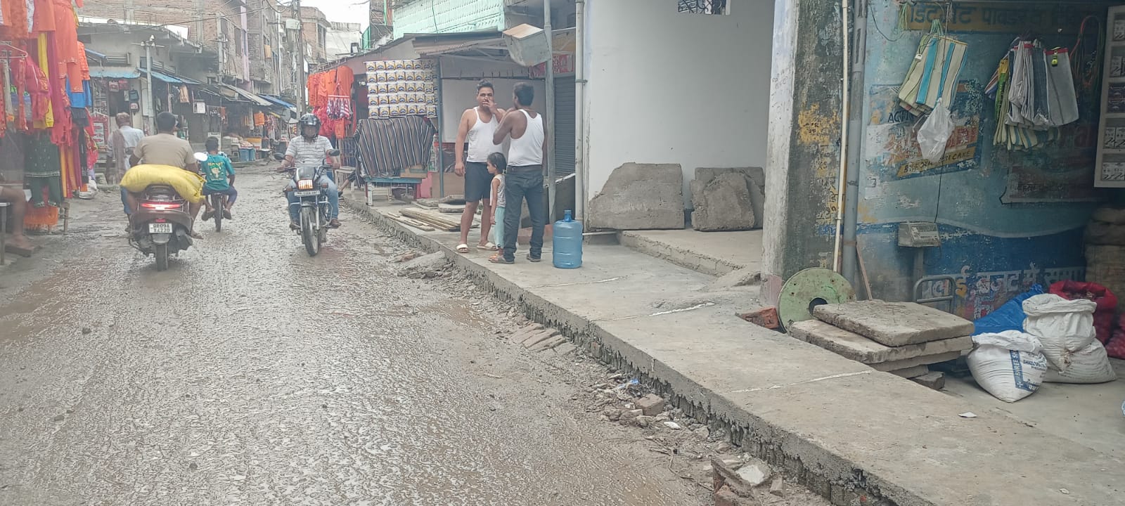 अंधेर नगरी चौपट राजा: वीरपुर सब्जी मार्केट से ईटवा गोसाईं चौक तक नाला निर्माण में भारी अनियमितता और भ्रष्टाचार के आरोप 2