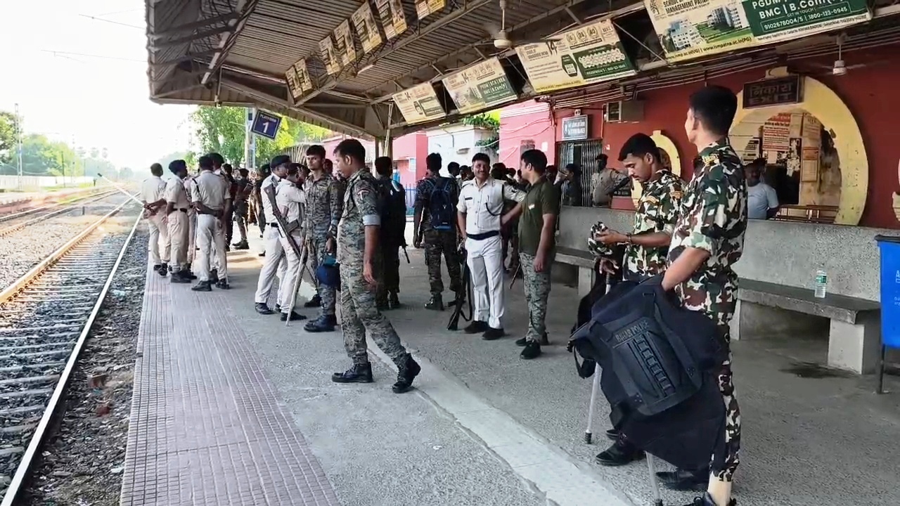 नालंदा खंडहर घूमने आई पर्यटक की मालगाड़ी ट्रेन से कटकर हुई मौत, नाराज परिजनो ने रेलवेकर्मी पर लगाया लापरवाही का आरोप,पुलिस छावनी में तब्दील हुआ स्टेशन 3