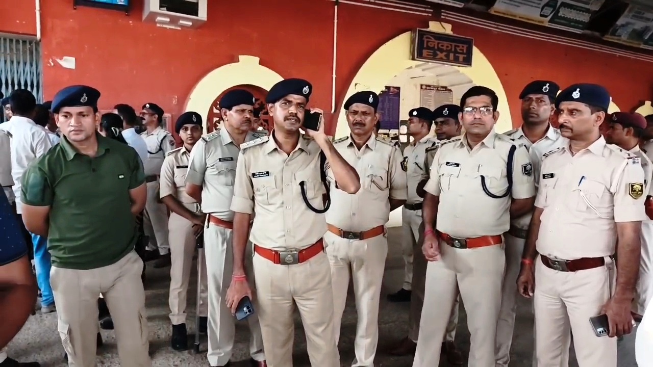 नालंदा खंडहर घूमने आई पर्यटक की मालगाड़ी ट्रेन से कटकर हुई मौत, नाराज परिजनो ने रेलवेकर्मी पर लगाया लापरवाही का आरोप,पुलिस छावनी में तब्दील हुआ स्टेशन 2
