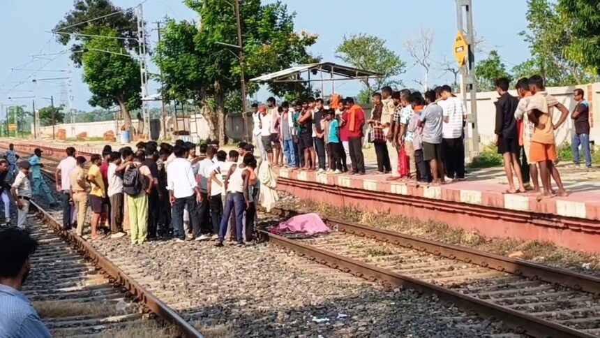 नालंदा खंडहर घूमने आई पर्यटक की मालगाड़ी ट्रेन से कटकर हुई मौत, नाराज परिजनो ने रेलवेकर्मी पर लगाया लापरवाही का आरोप,पुलिस छावनी में तब्दील हुआ स्टेशन 1