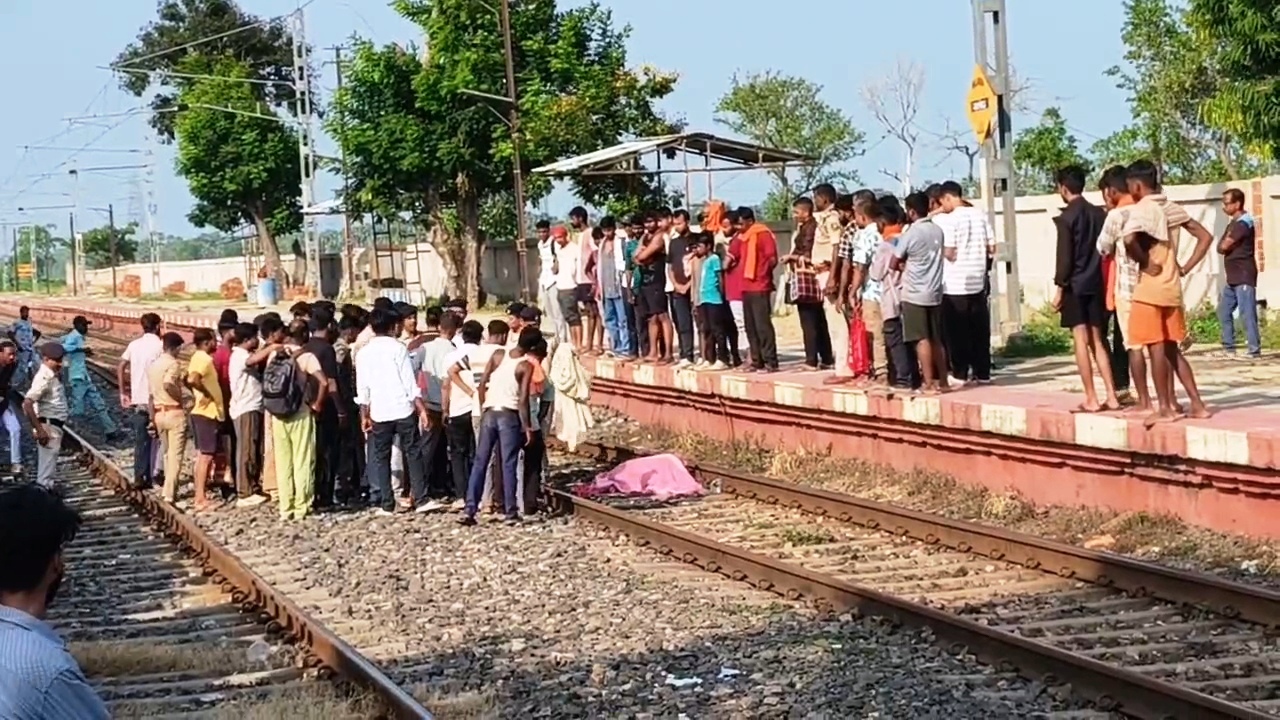 नालंदा खंडहर घूमने आई पर्यटक की मालगाड़ी ट्रेन से कटकर हुई मौत, नाराज परिजनो ने रेलवेकर्मी पर लगाया लापरवाही का आरोप,पुलिस छावनी में तब्दील हुआ स्टेशन 5
