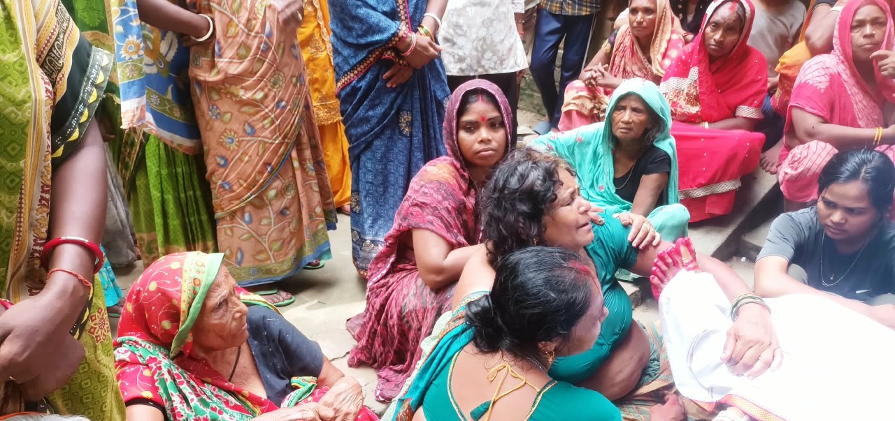 वीरपुर में आम के पेड़ से ताड़ के पत्ते उतारने के दौरान पैर फिसलने से 55 वर्षीय बुजुर्ग की मौत, परिजनों में कोहराम 2