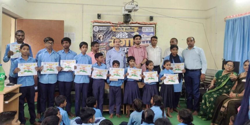 वीरपुर के पर्रा आदर्श विद्यालय में प्रखंड स्तरीय मंडे मेगा क्विज प्रतियोगिता संपन्न: सफल छात्र-छात्राओं को मेडल और प्रशस्ति पत्र देकर किया गया सम्मानित 1