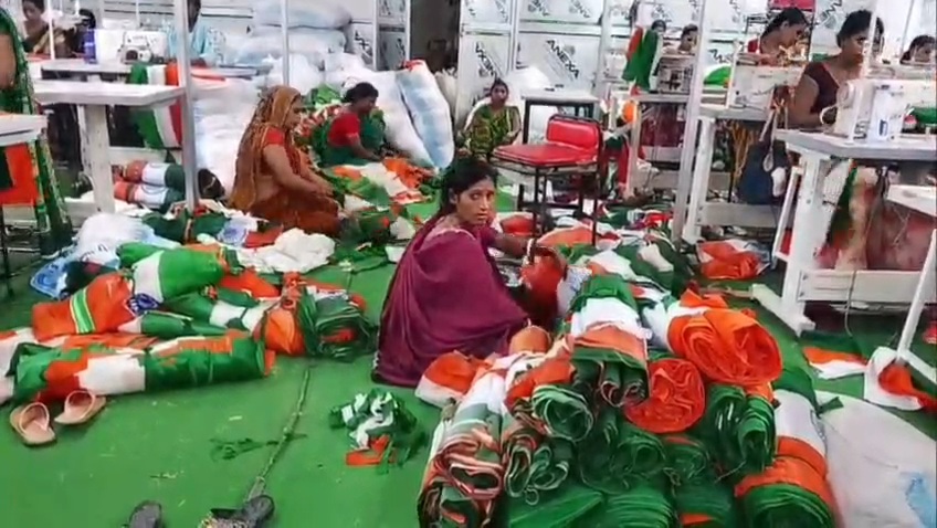 बेगूसराय में स्वतंत्रता दिवस की तैयारियां तेज: 'हर घर तिरंगा' अभियान के तहत दो लाख झंडे तैयार करने का लक्ष्य, महिलाओं को मिल रहा रोजगार 3