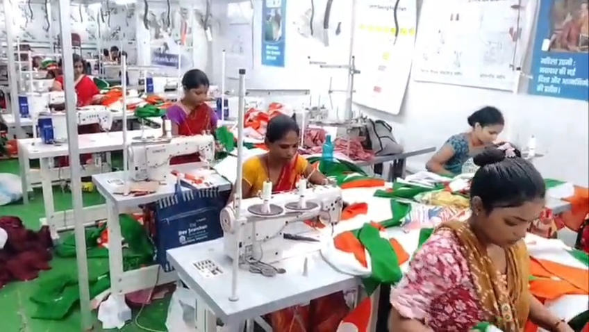 बेगूसराय में स्वतंत्रता दिवस की तैयारियां तेज: 'हर घर तिरंगा' अभियान के तहत दो लाख झंडे तैयार करने का लक्ष्य, महिलाओं को मिल रहा रोजगार 14