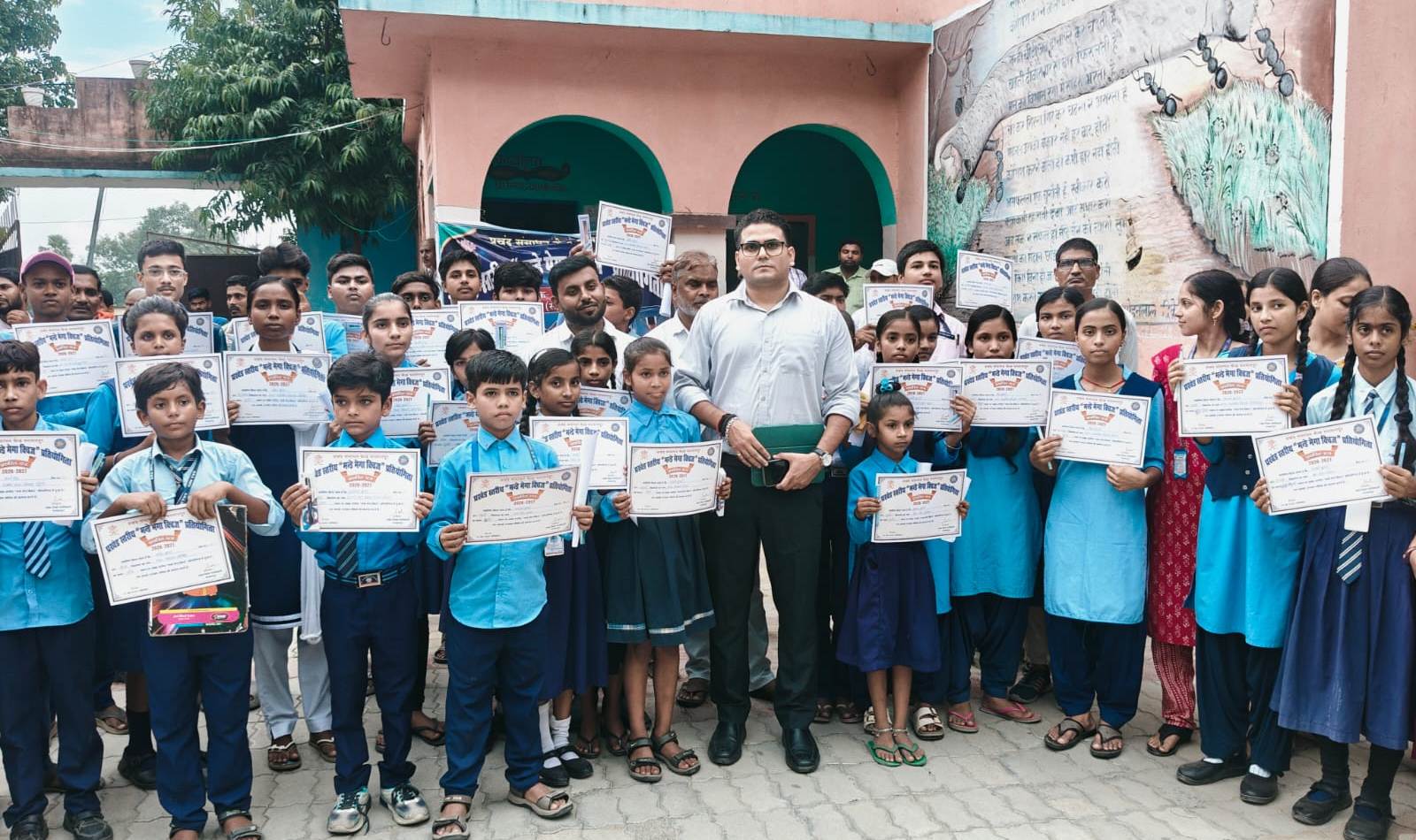 भगवानपुर के मिडिल स्कूल प्रखंड कॉलोनी में आयोजित प्रखंड स्तरीय मंडे मेगा क्विज प्रतियोगिता में सफल छात्र हुए सम्मानित 4