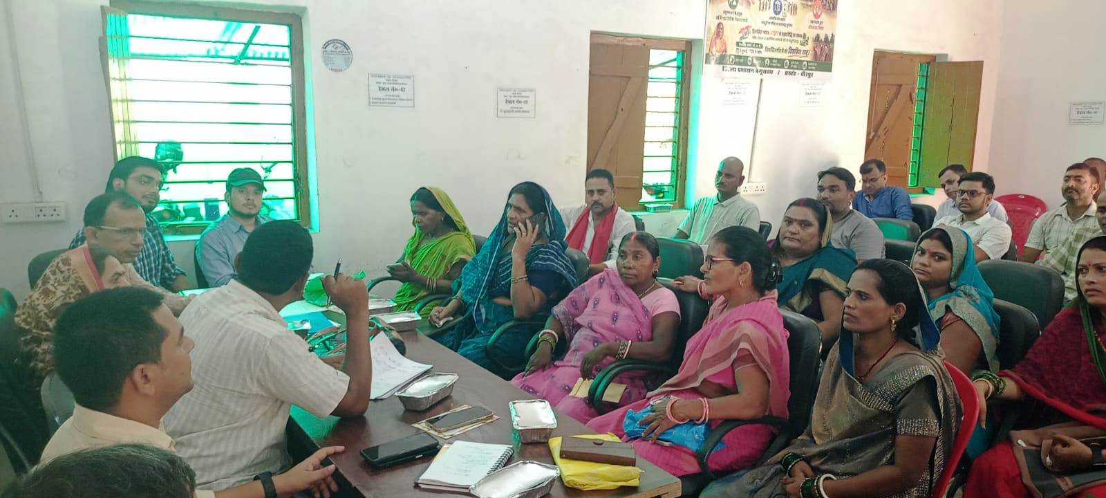 प्रखंड सभागार में पंसस की बैठक: अतिक्रमण, जल निकासी और पेंशन समेत कई विकास मुद्दों पर हुई चर्चा 11